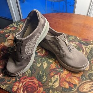 Bzees  Florence Sneakers 8 M